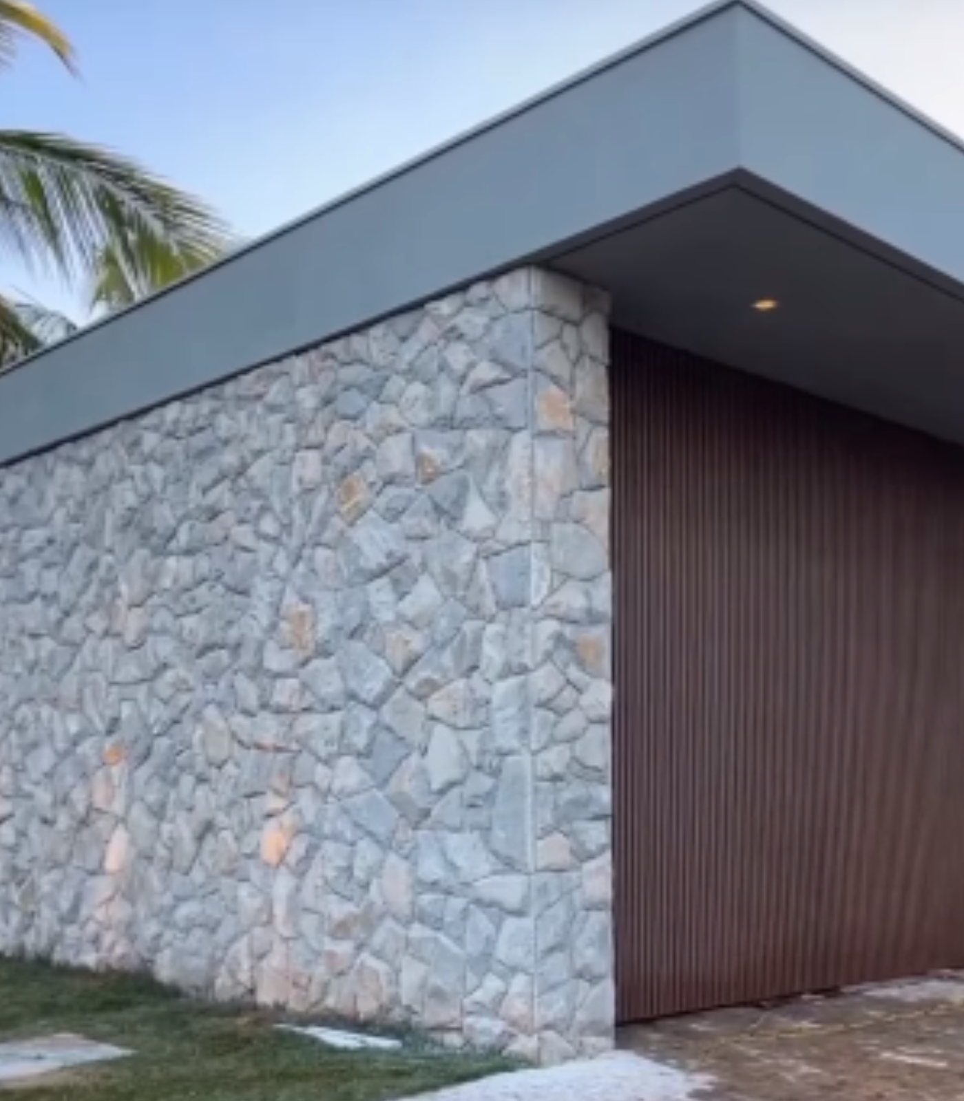 Bárbara Evans filma fachada de nova mansão