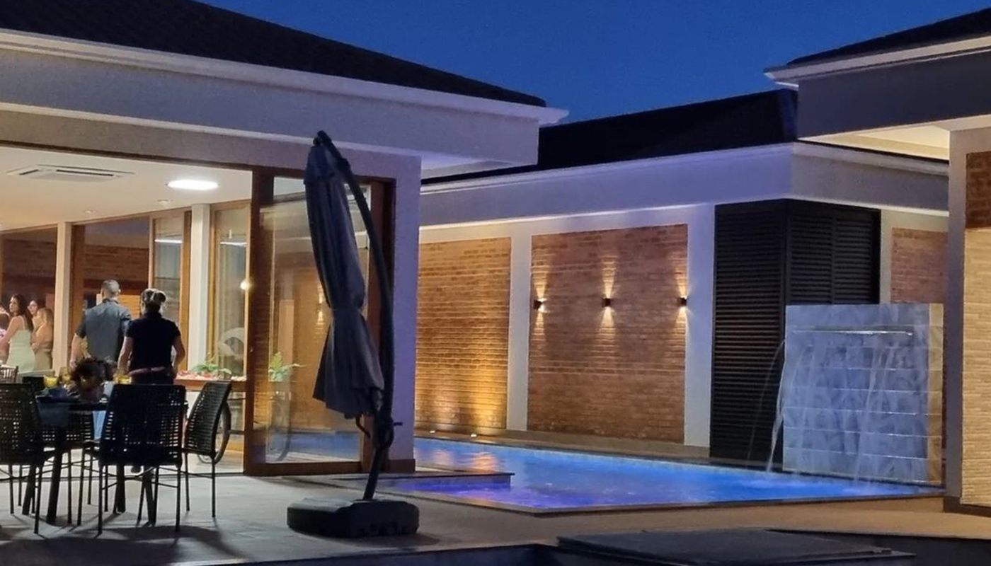 Área externa da mansão de Leonardo