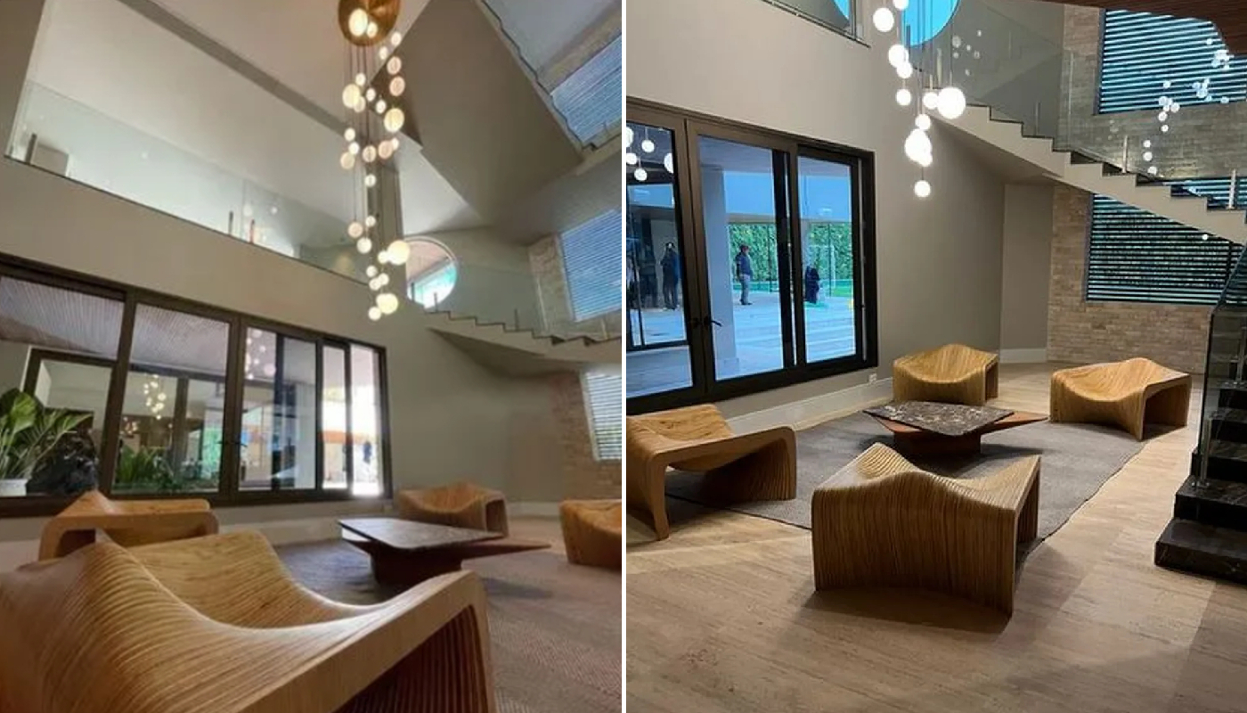 Uma das salas da mansão, decorada com móveis de madeira e lustre pendurado