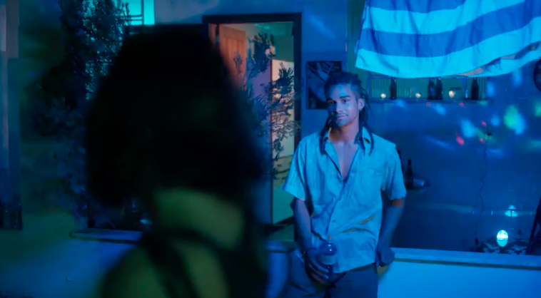Marcelo (Lucas Leto) conhece Guta (Julia Dalavia) em uma festa.