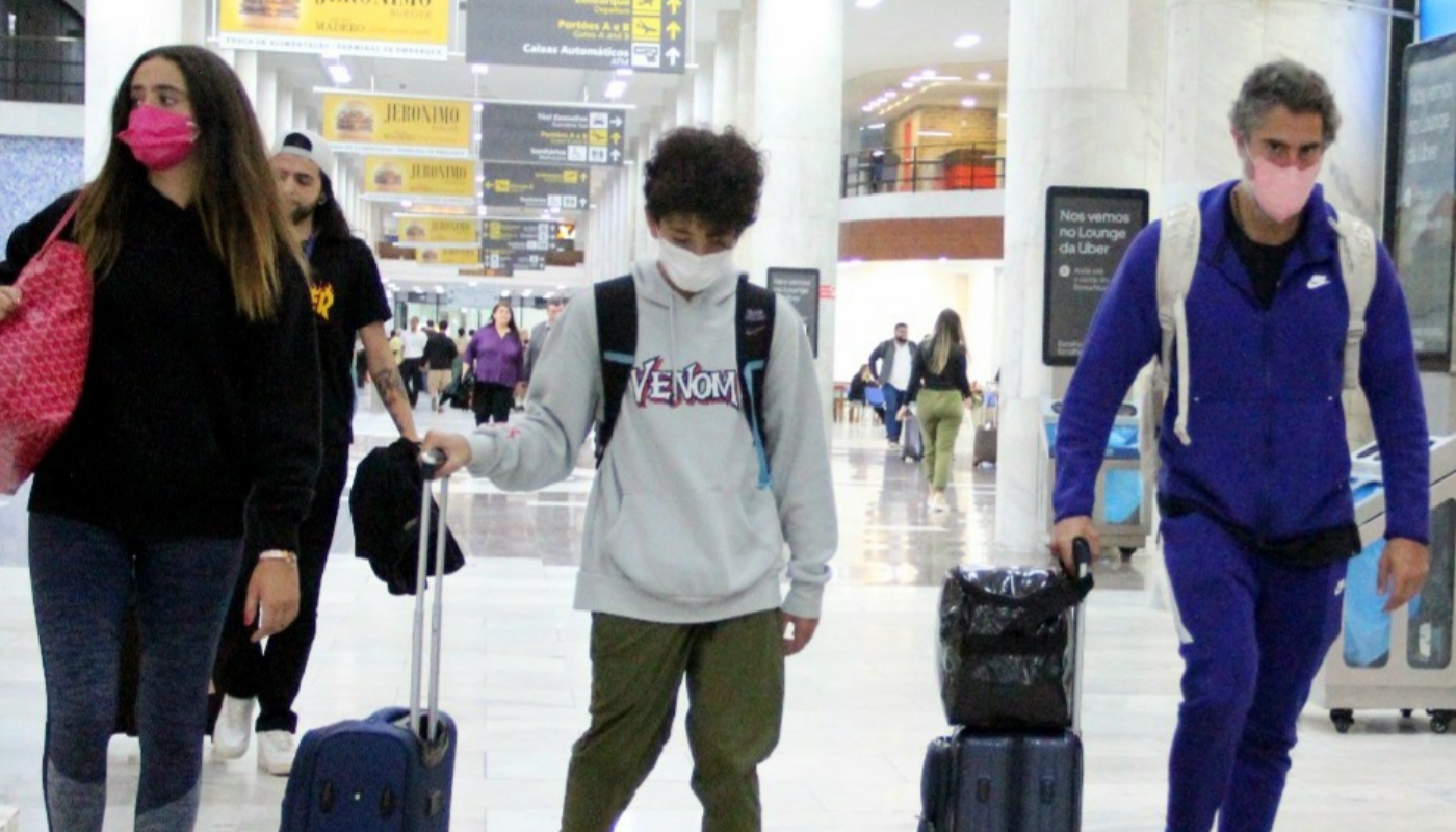 Marcos Mion com os filhos em aeroporto