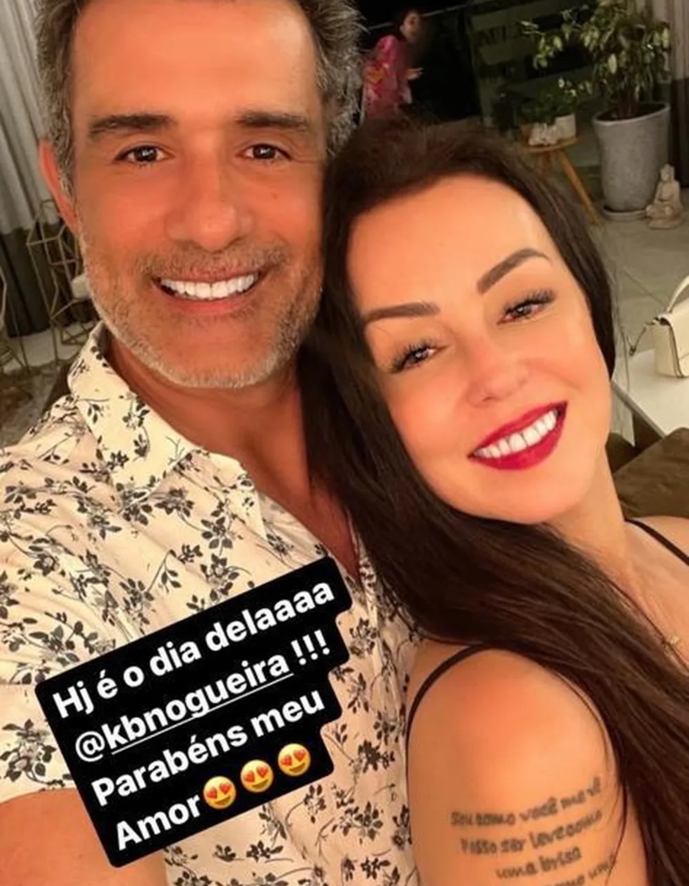 Marcos Pasquim ao lado de Karla Nogueira
