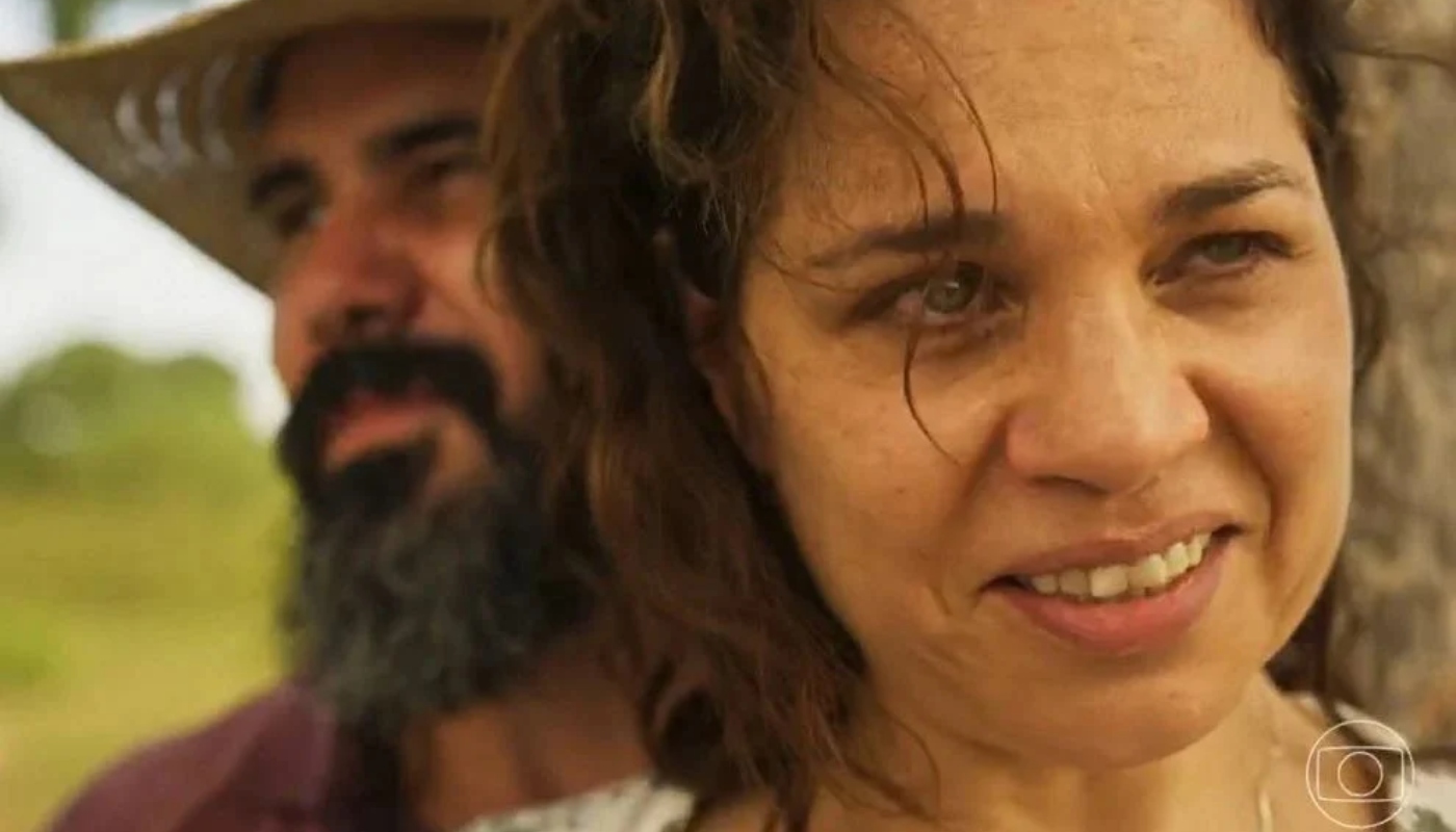 Maria Bruaca (Isabel Teixeira) e Alcides (Juliano Cazarré) em