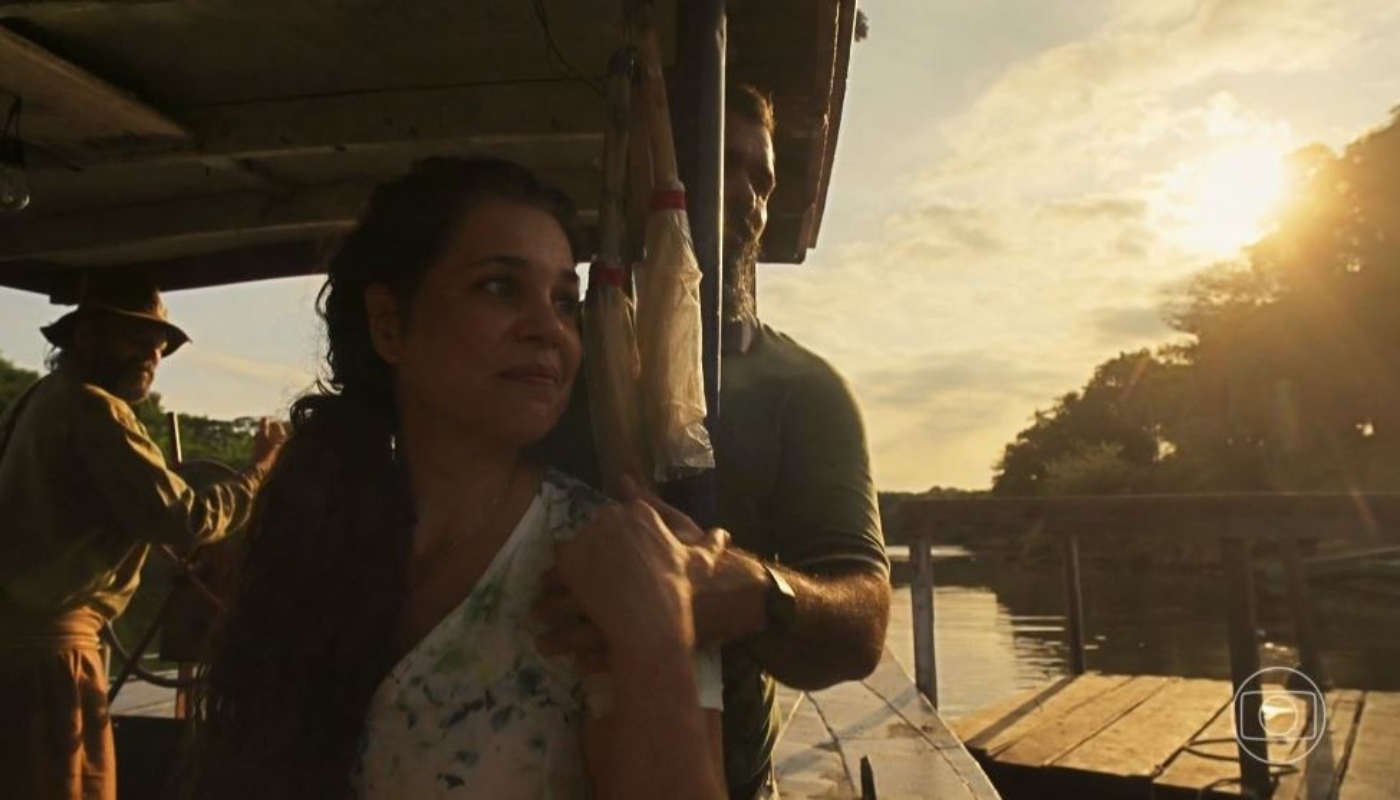 Maria Bruaca (Isabel Teixeira) e Alcides (Juliano Cazarré) em