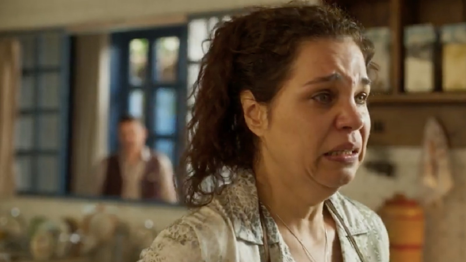 Maria 'Bruaca' (Isabel Teixeira) descobriu sobre segunda família do marido.