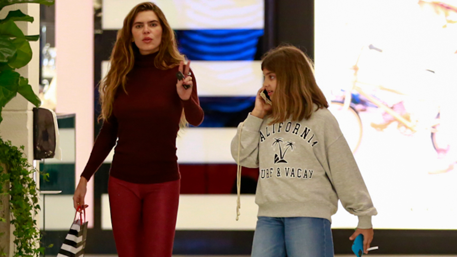 Mariana Goldfarb em um passeio no shopping com a enteada, Sofia