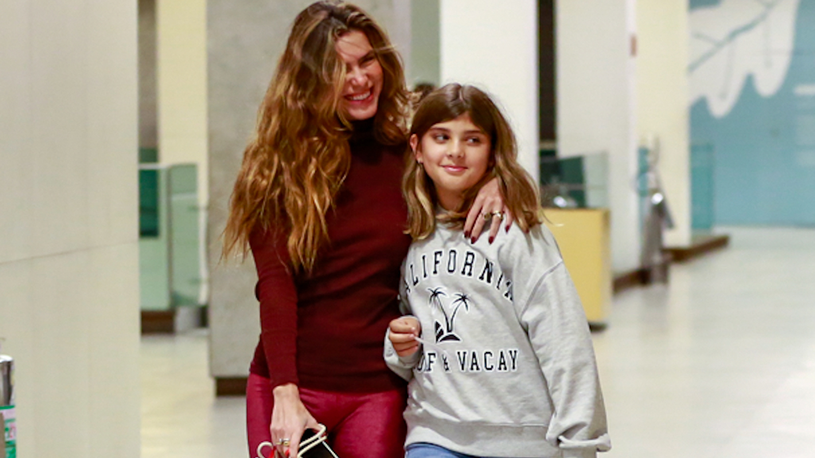 Mariana Goldfarb em um passeio no shopping com a enteada, Sofia