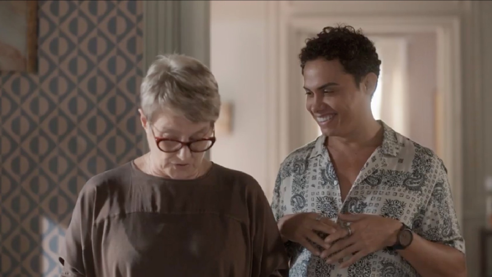 Mariana (Selma Egrei) conta com a companhia de Zaquieu (Silvéro Pereira).