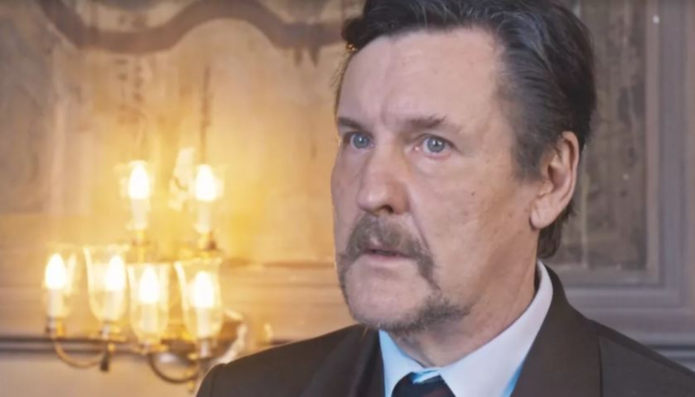 Matias (Antonio Calloni) reflexivo em cena de