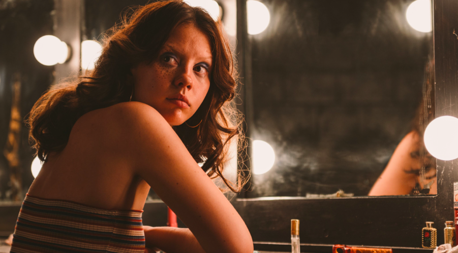 Maxine (Mia Goth) em
