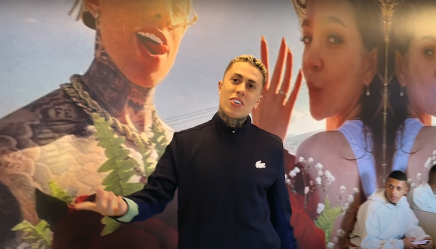 Parede da suíte de MC Daniel foi coberta por uma foto do casal