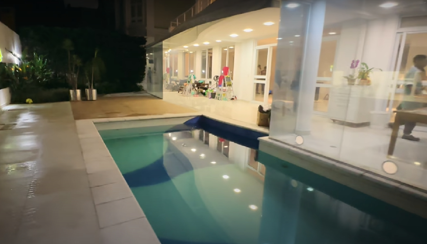 Quintal com piscina e jardim