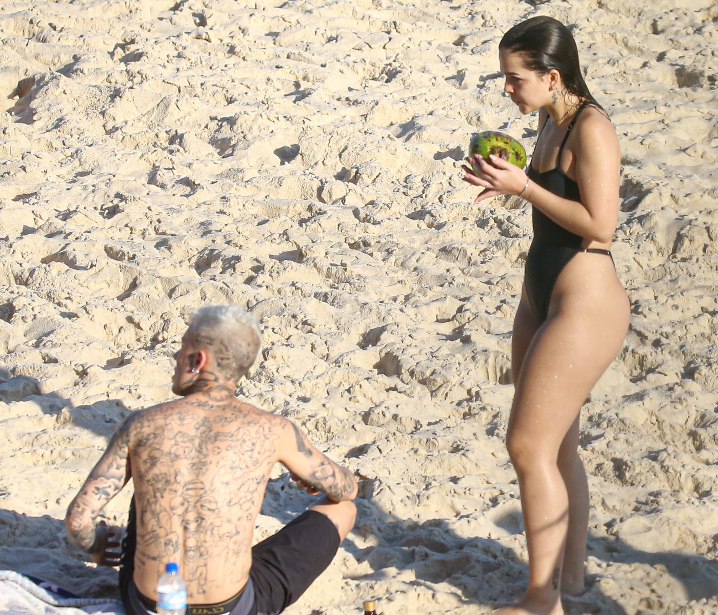 Mel Maia e MC Daniel vão à mesma praia no Rio de Janeiro