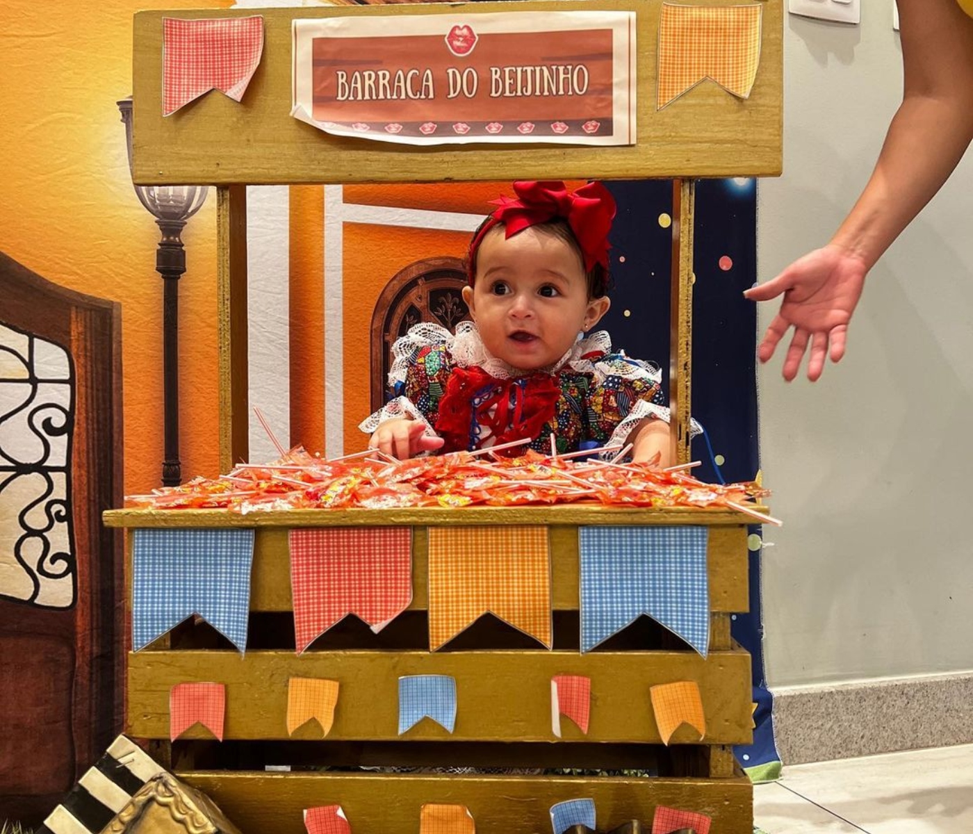 Melanie comemora 10 meses em festa