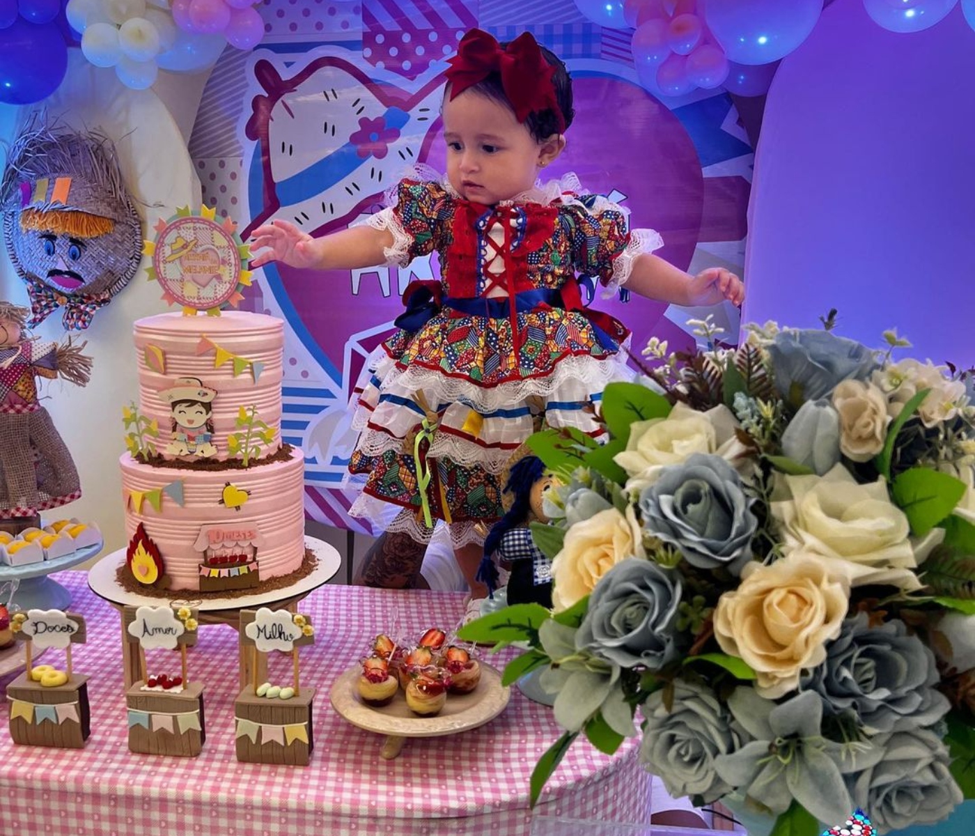 Melanie comemora 10 meses em festa