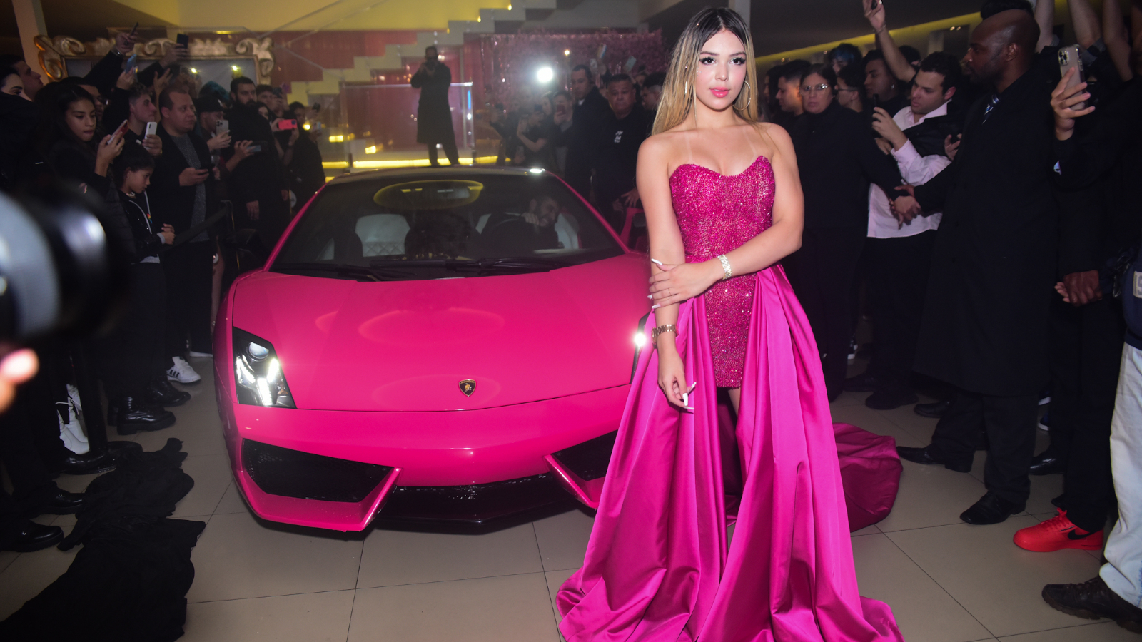 Melody ganha Lamborghini rosa em aniversário de 15 anos