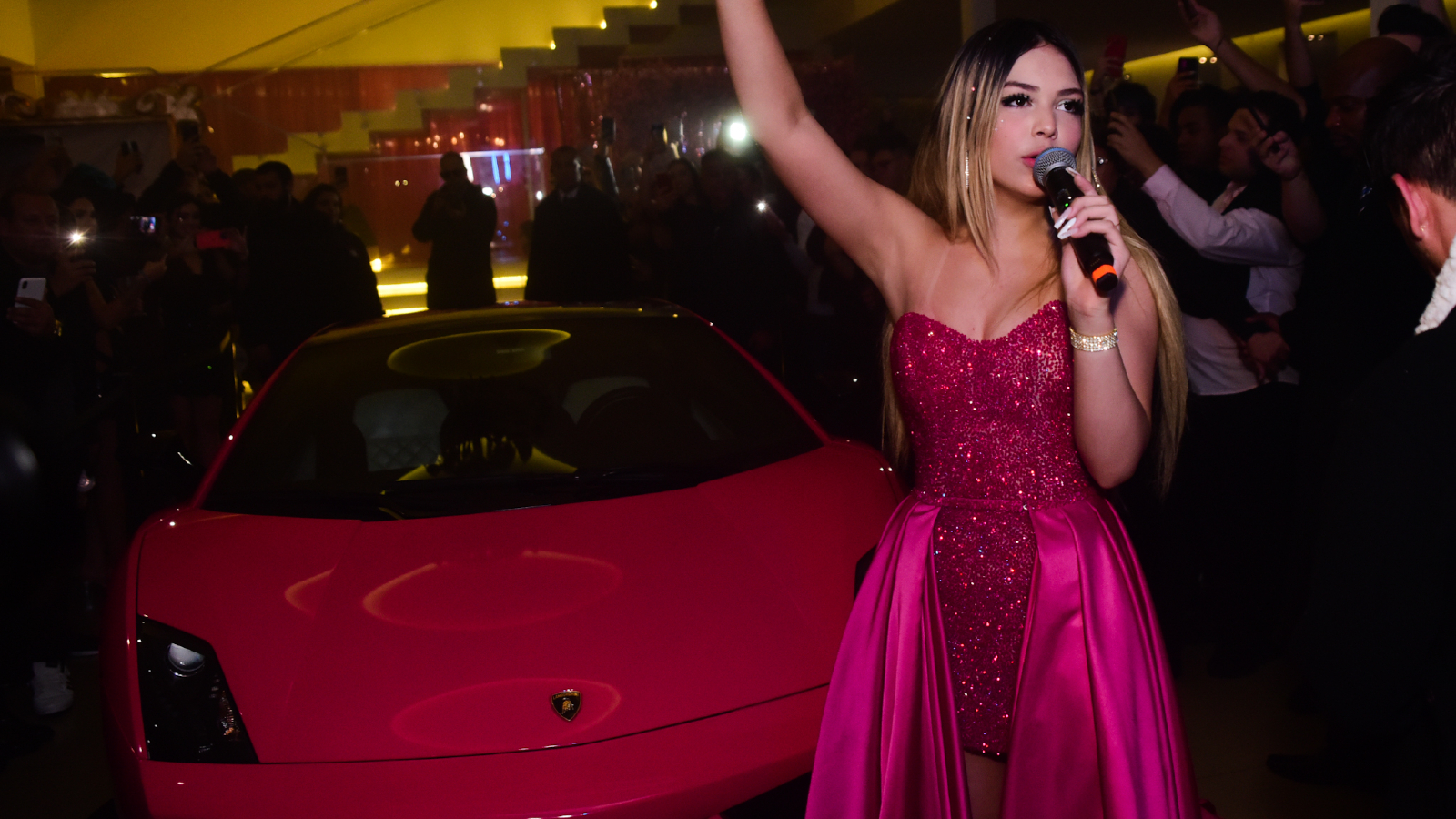 Melody ganha Lamborghini rosa em aniversário de 15 anos