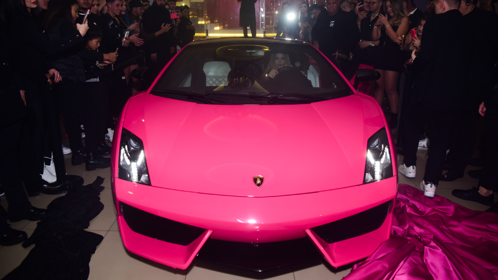 Melody ganha Lamborghini rosa em aniversário de 15 anos