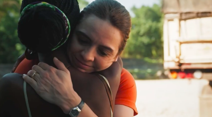 Menah (Camila Damião) e Mara (Renata Gaspar)