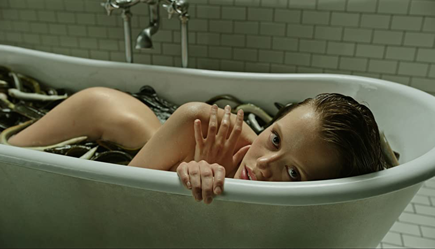 Mia Goth em