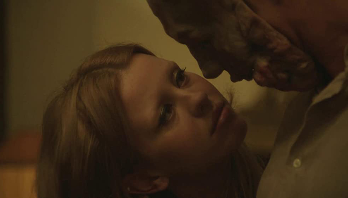 Mia Goth em