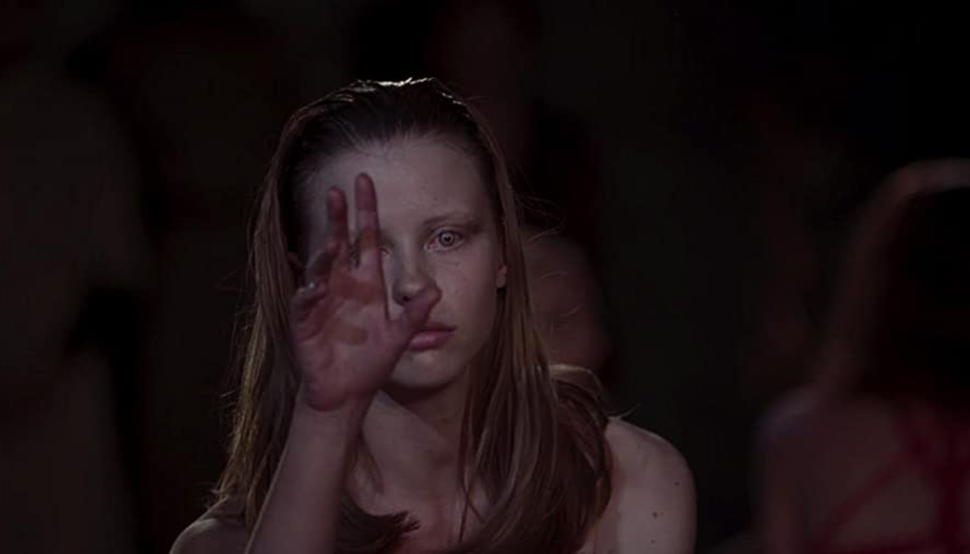 Mia Goth em