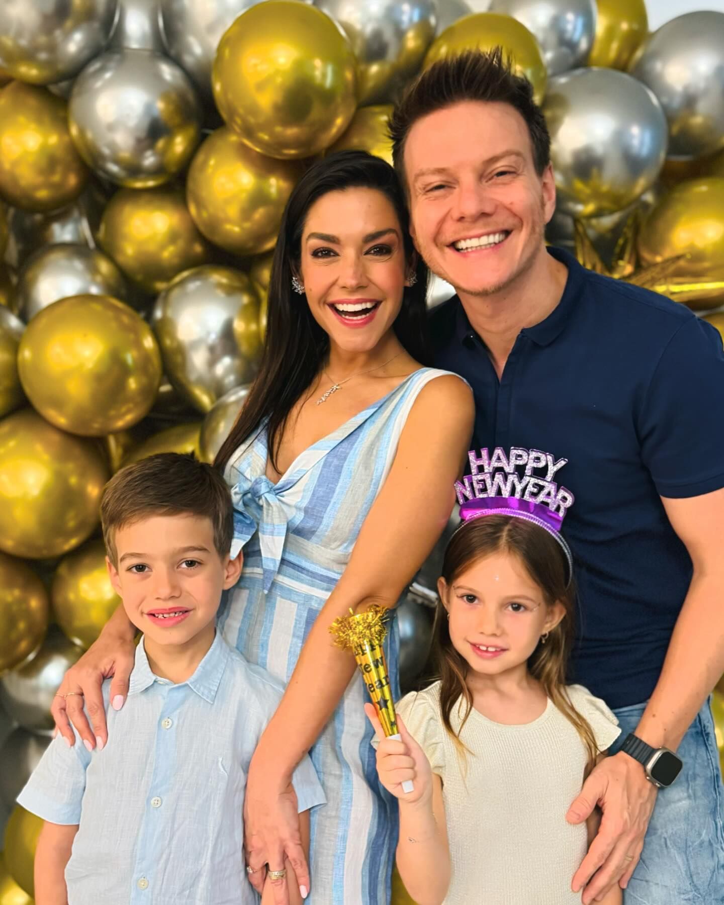 Thais Fersoza, Michel Teló e os filhos, Teodoro e Melinda, na passagem de ano