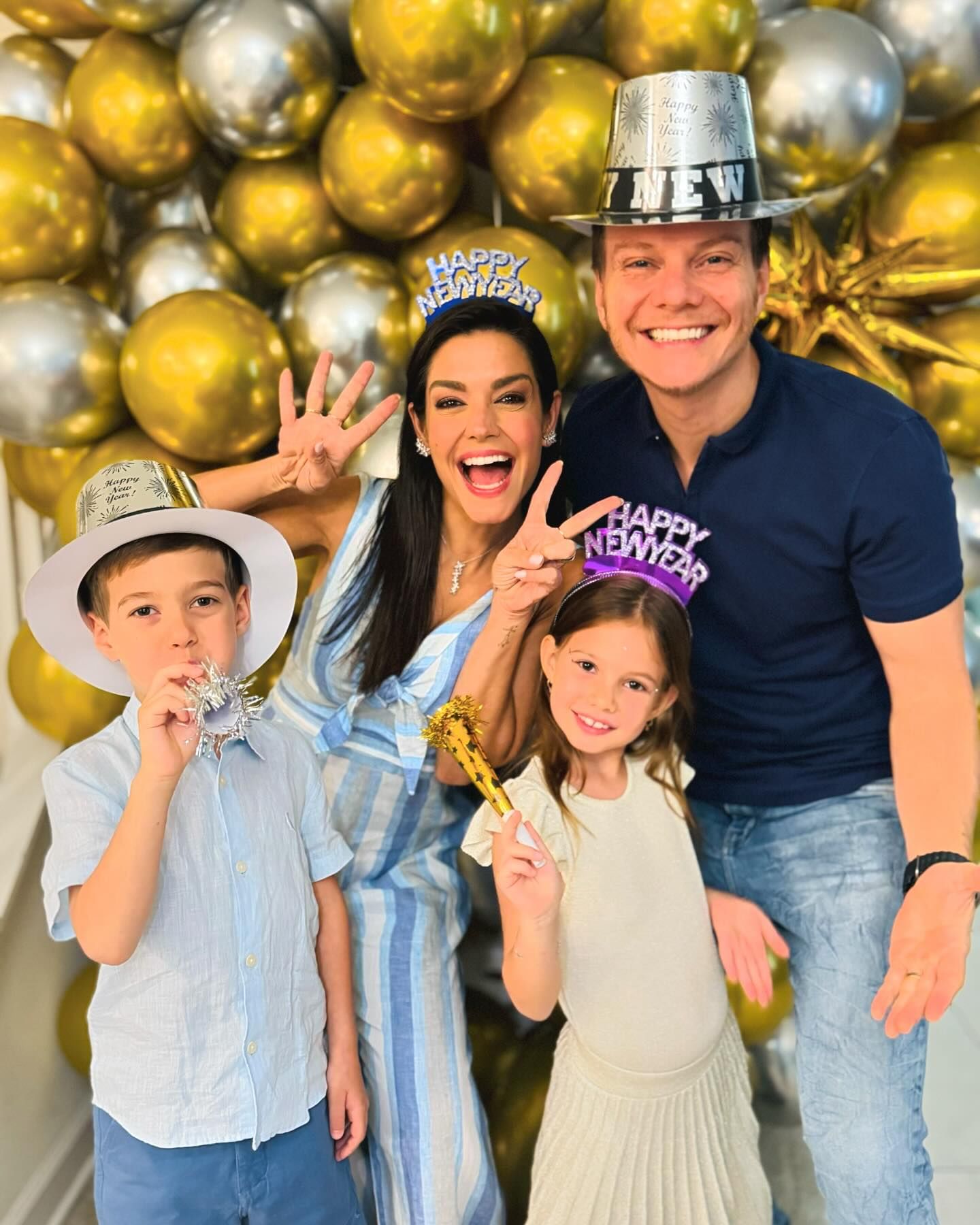 Michel Teló e Thais Fersoza com os filhos, Teodoro e Melinda