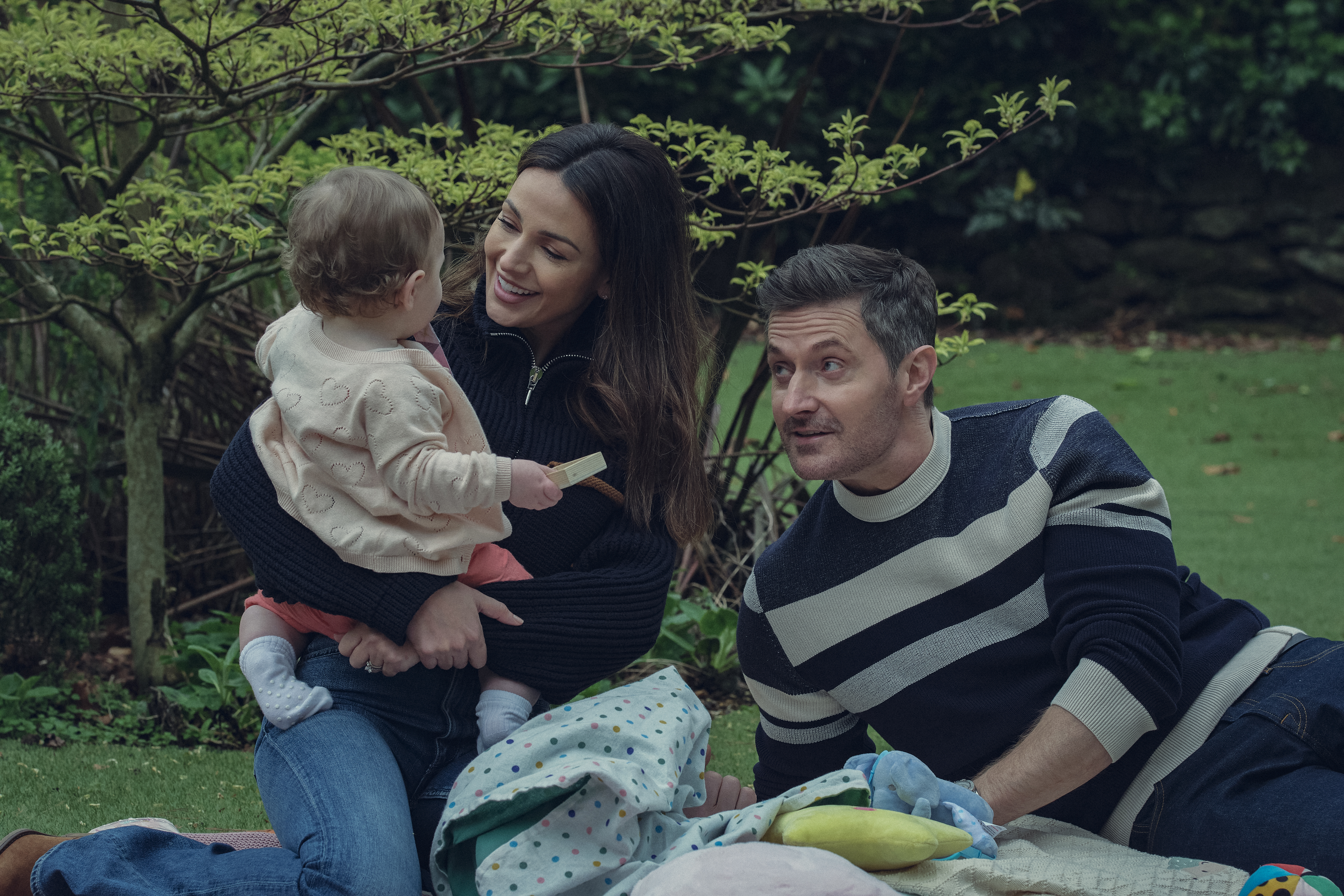 Michelle Keegan e Richard Armitage vivem Maya e Joe em