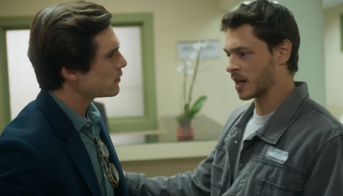 Miguel (Nicolas Prattes) e Francisco (Michel Joelsas) em