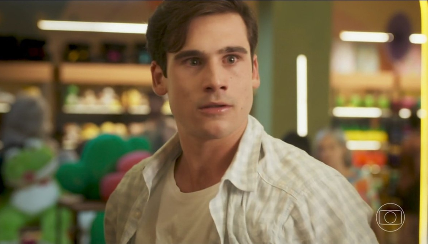 Miguel (Nicolas Prattes) em