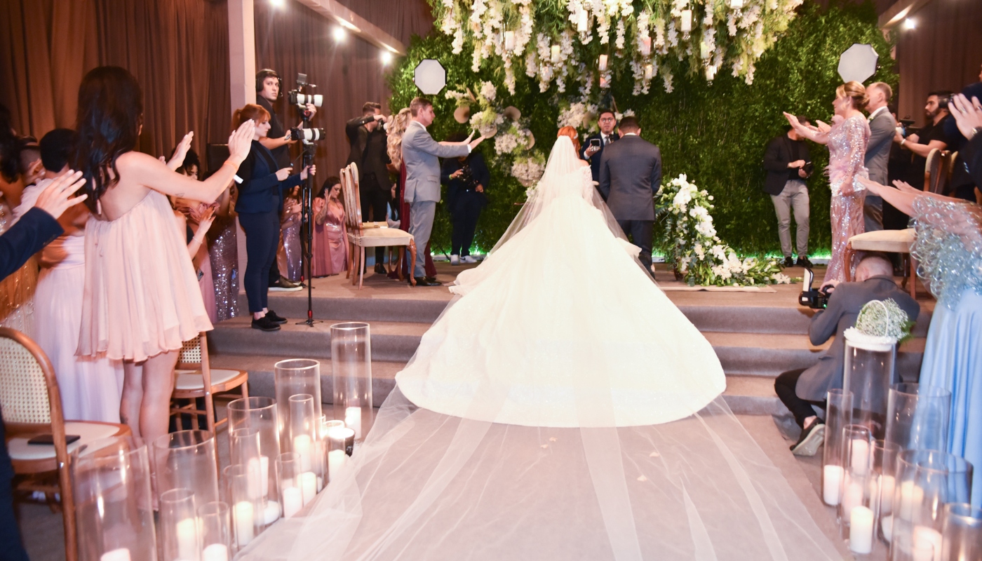 Mirela Janis e Yugnir se casam em cerimônia luxuosa