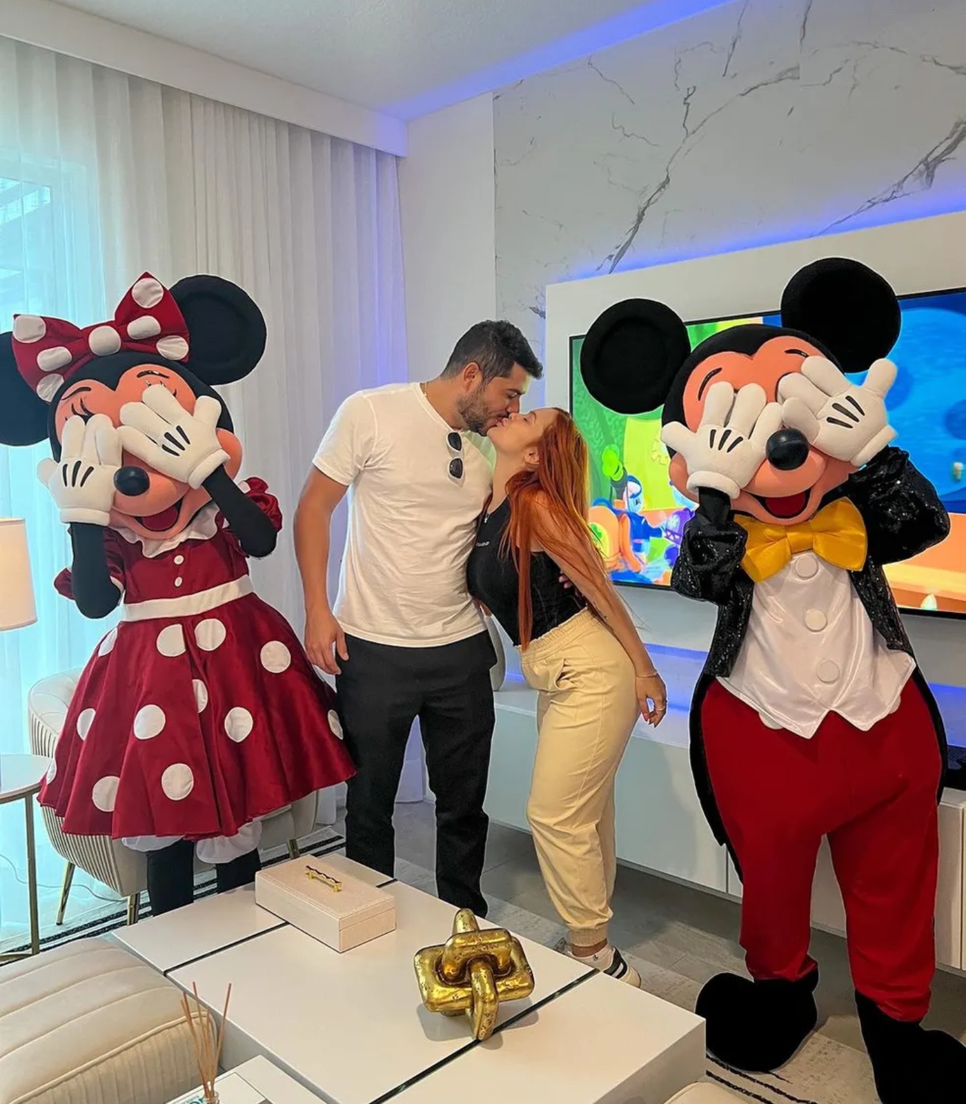 Mirela Janis e Yugnir compram mansão em Orlando