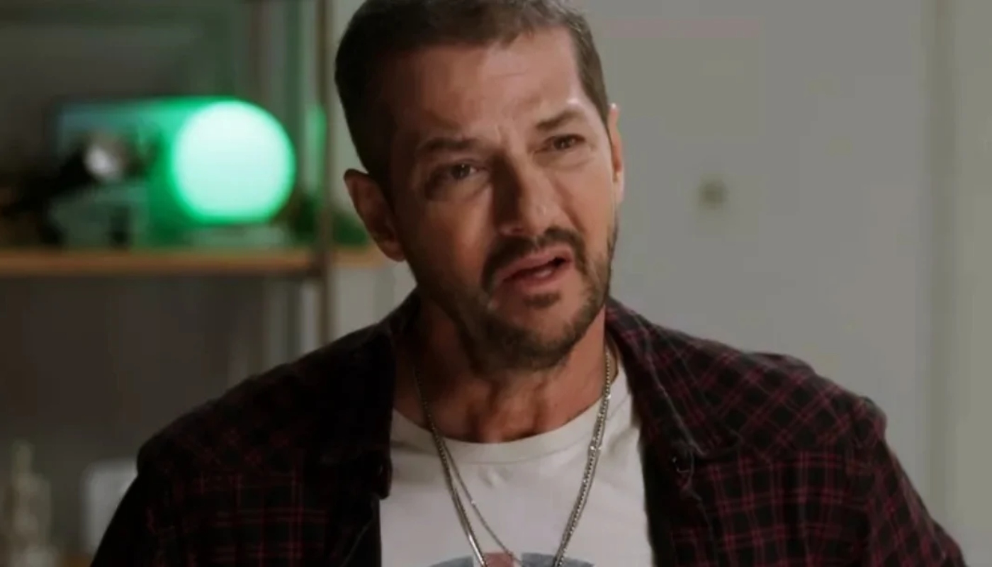 Moa (Marcelo Serrado) leva susto em