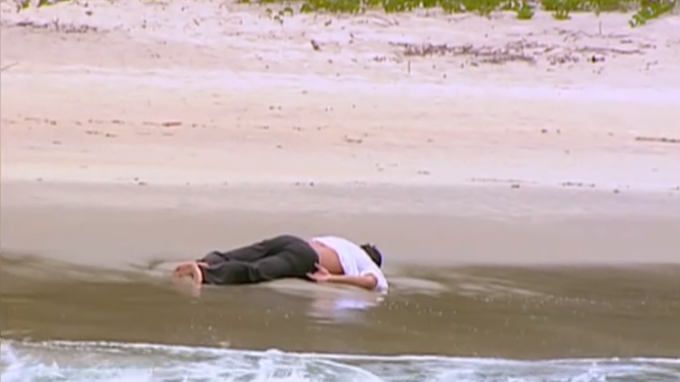 Ralf é largado desacordado na areia