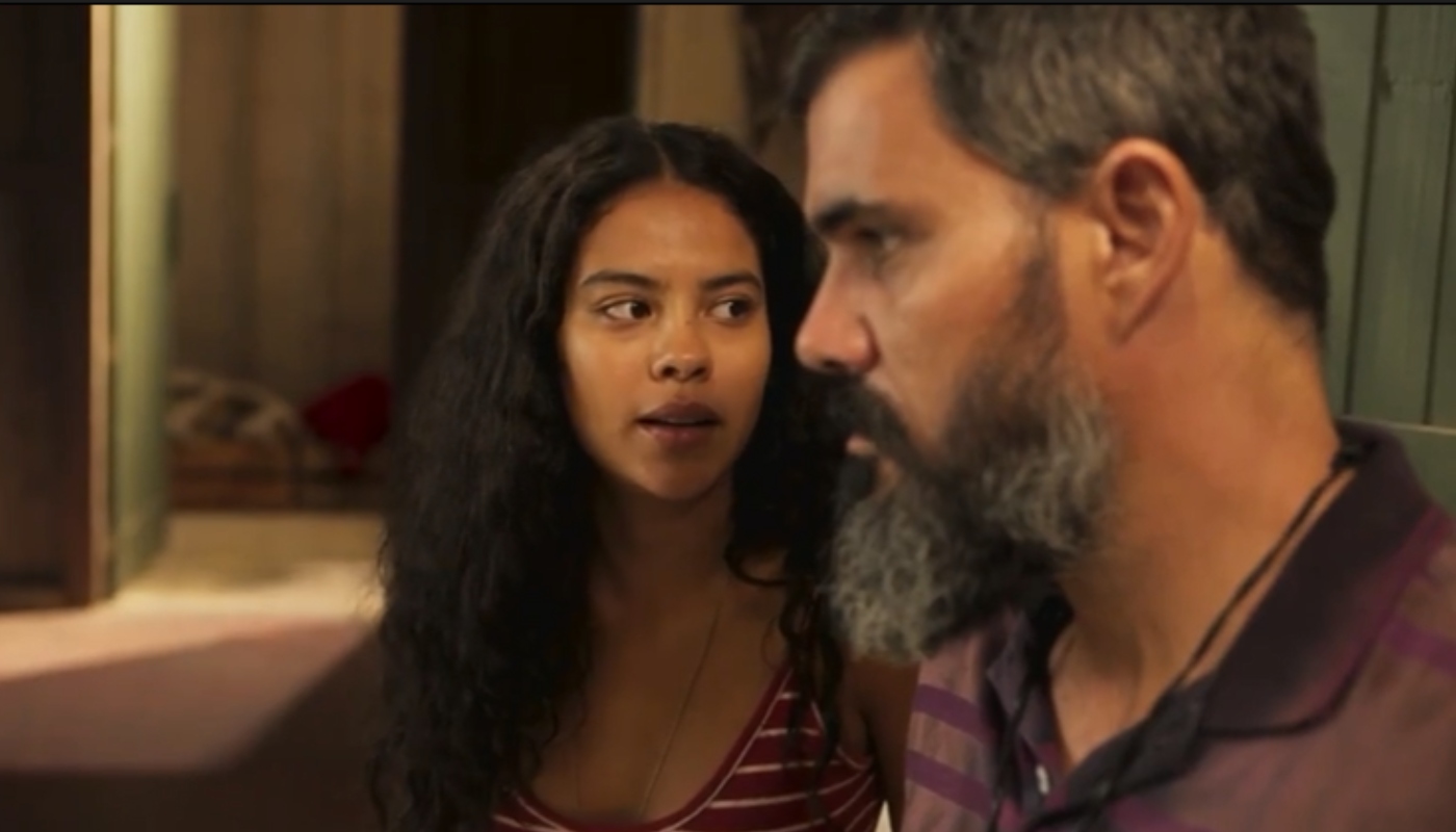 Muda (Bella Campos) e Alcides (Juliano Cazarré) viram aliados em