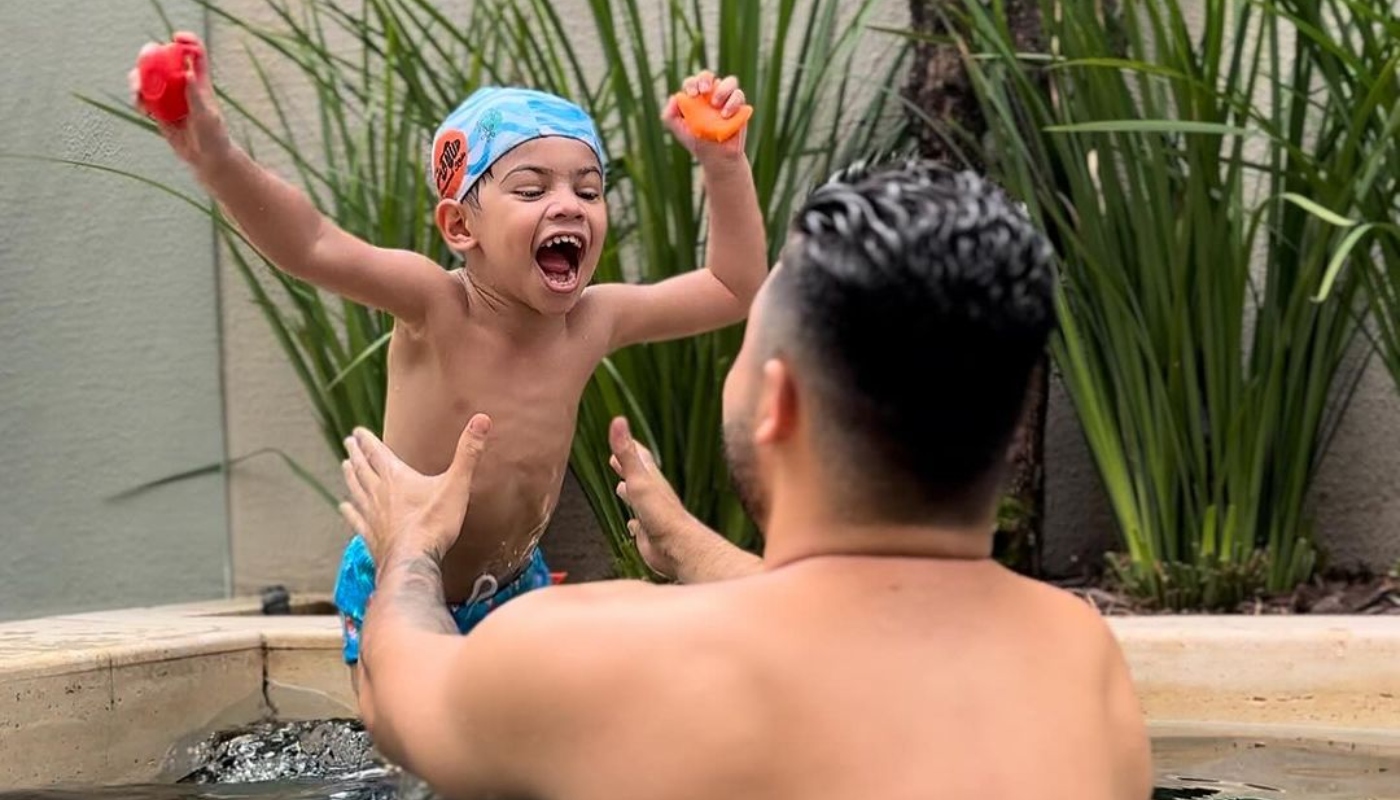 Murilo Huff mostra o filho Leo na natação