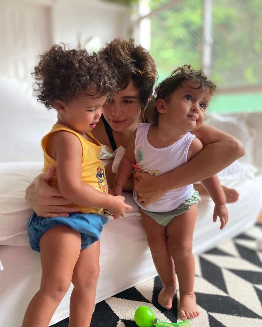 Nanda Costa e as gêmeas, Kim e Tiê