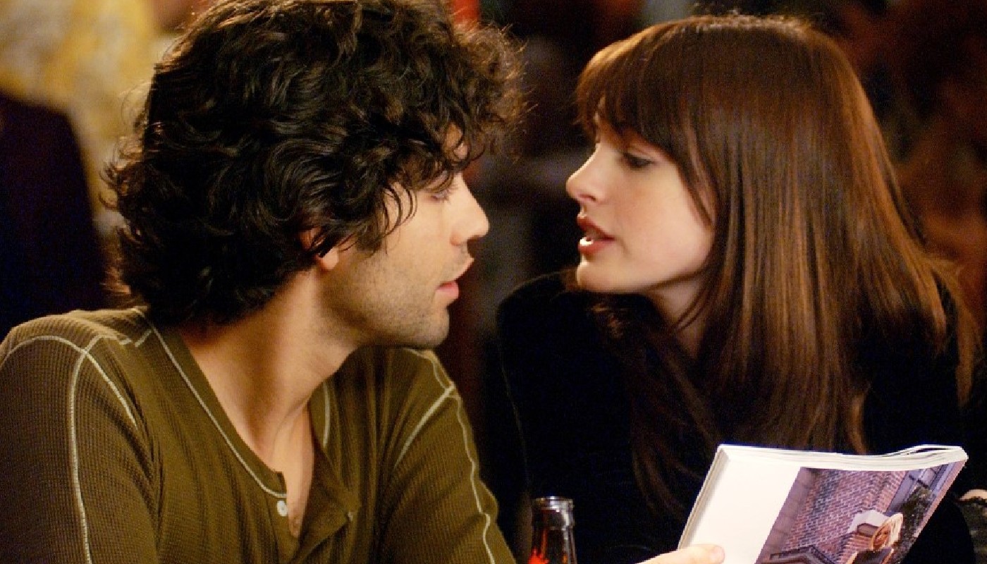 Nate (Adrian Grenier) e Andy (Anne Hathaway) em