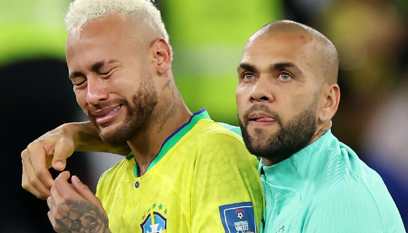 Neymar e Daniel Alves após derrota do Brasil para a Croácia na Copa do Mundo