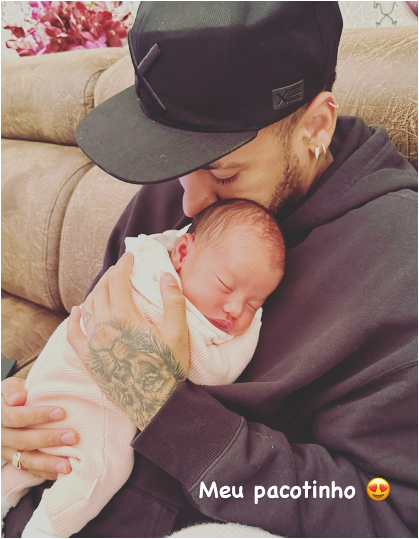 Neymar com a filha Mavie no colo