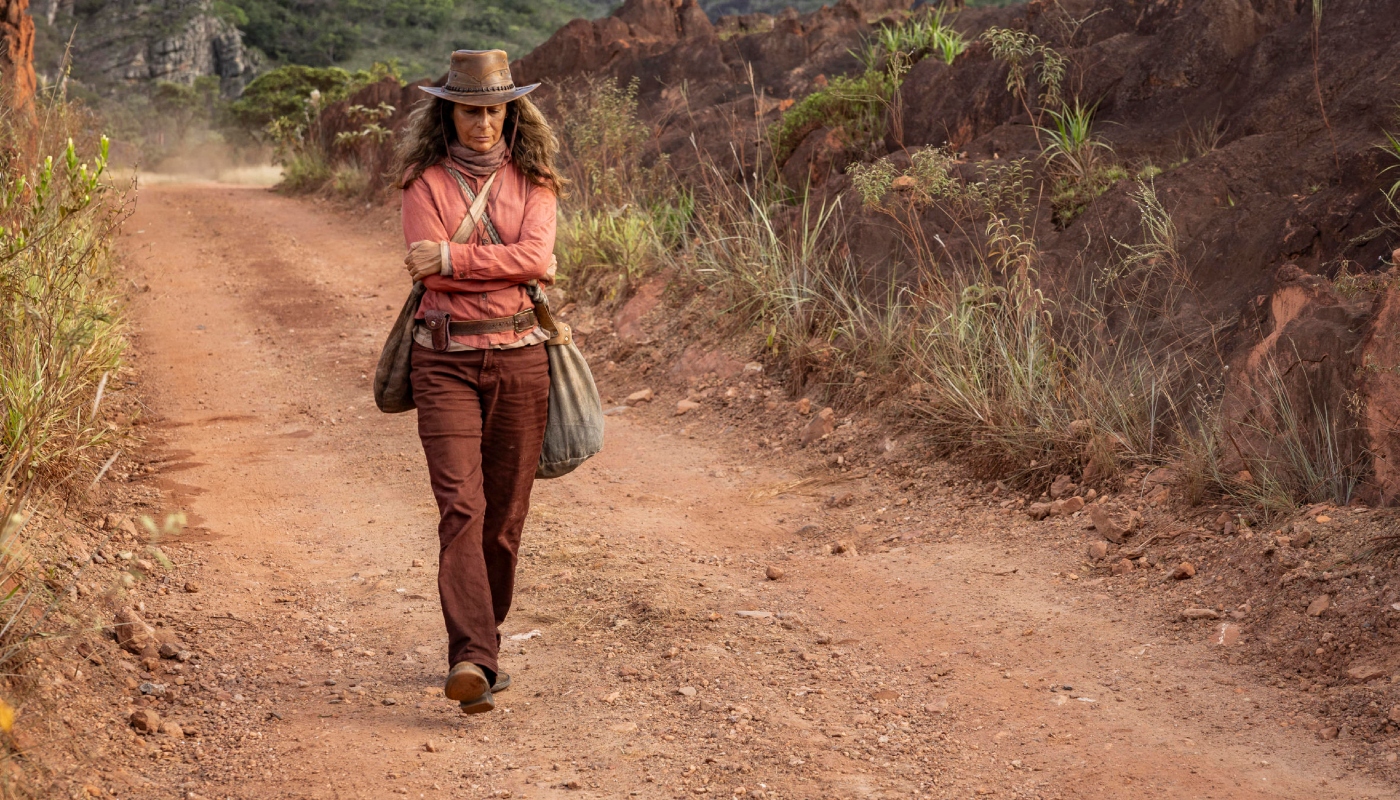 Zefa Leonel (Andrea Beltrão) em