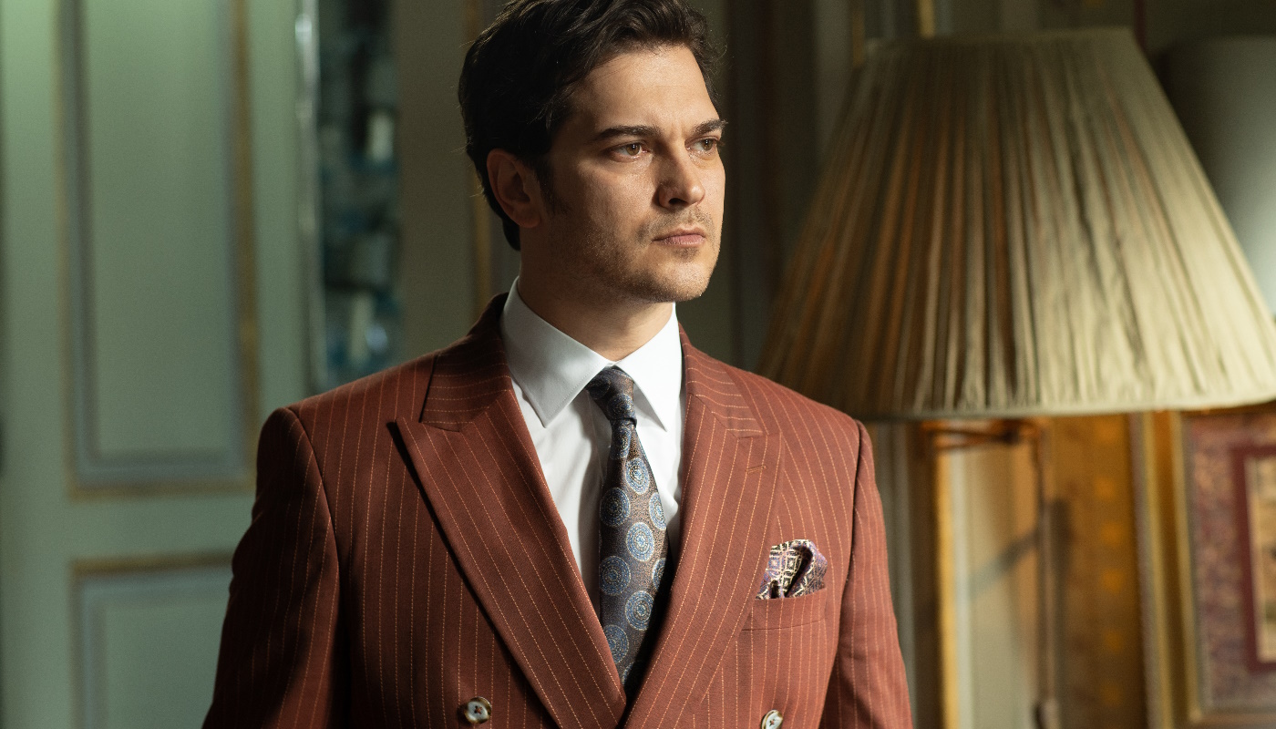 Esvet (Sifanur Gul) e Peyami (Cagatay Ulusoy) em