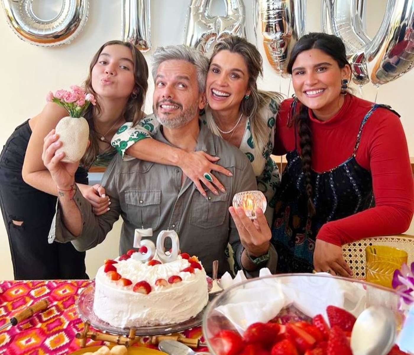 Otaviano Costa comemora os 50 anos com a família