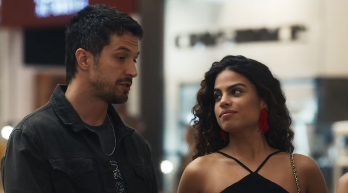 Oto (Romulo Estrela) e Bia (Clara Buarque)