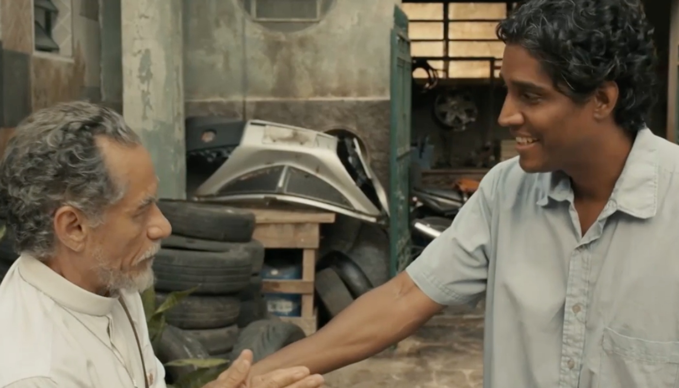 Padre Santo (Chico Diaz) e Lívio (Breno da Matta) em
