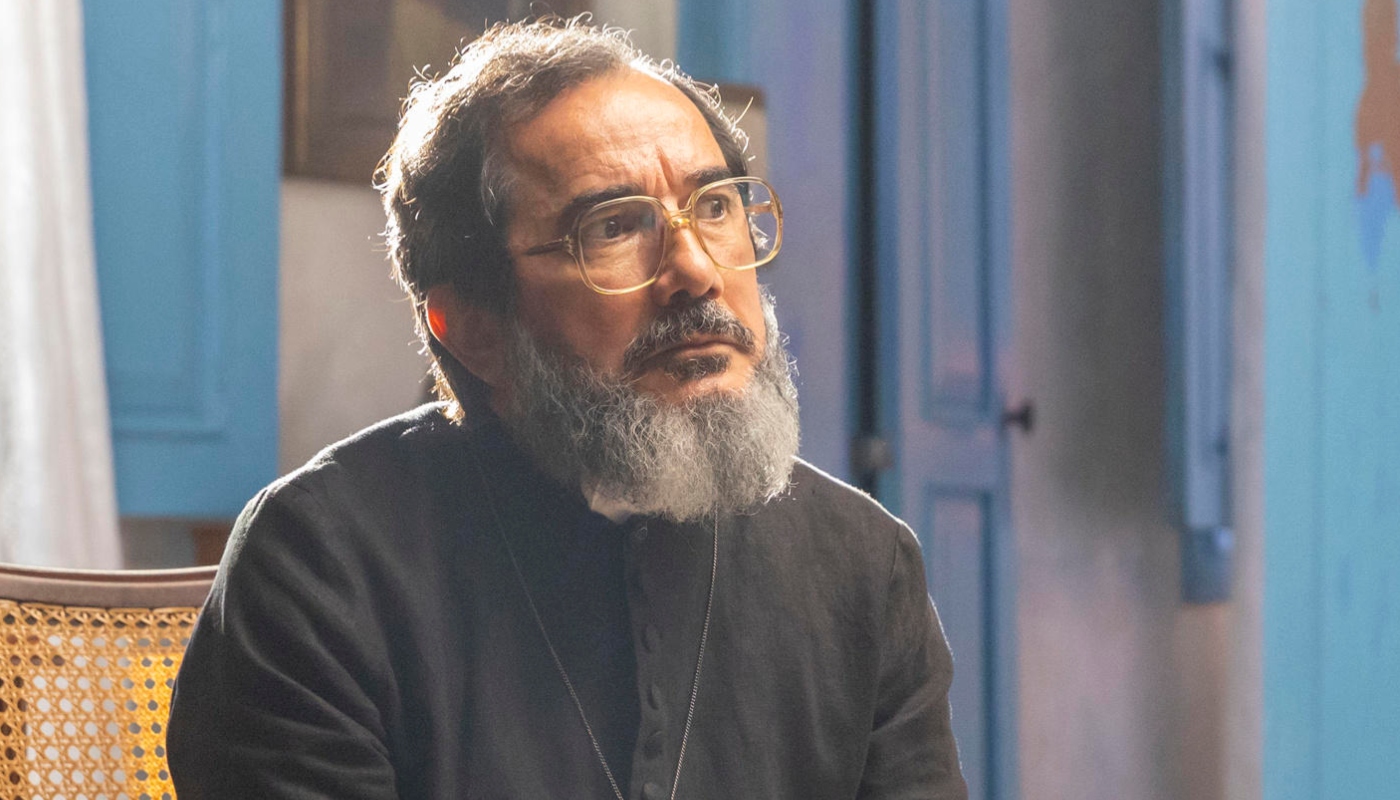 Padre Zezo (Nanego Lira) em