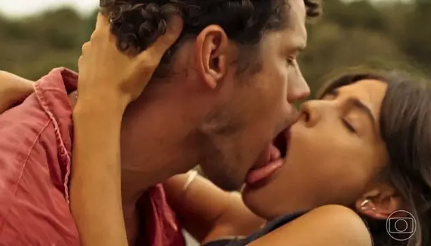 Beijo de Tadeu (José Loreto) e Guta (Julia Dalavia) em
