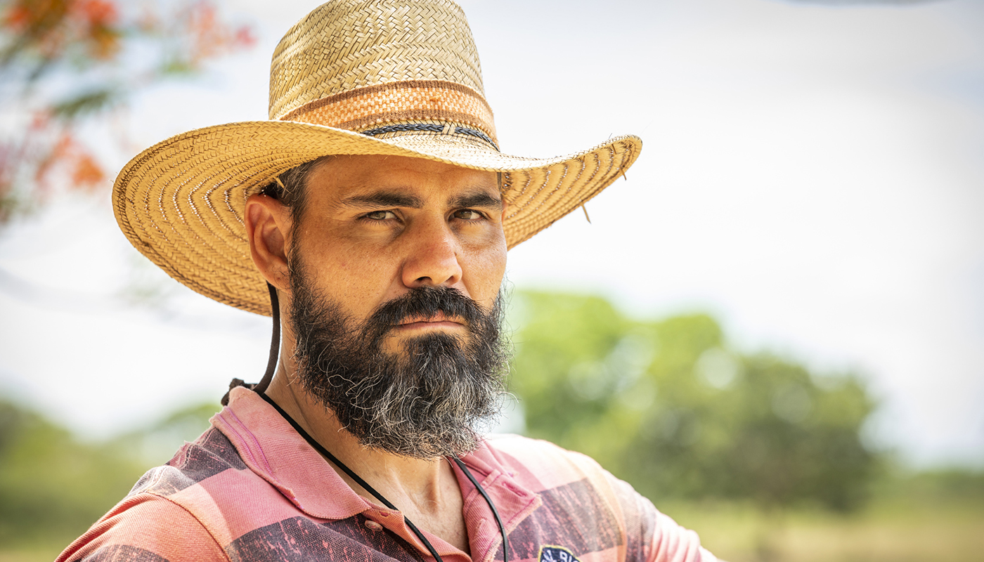 Juliano Cazarré como Alcides em