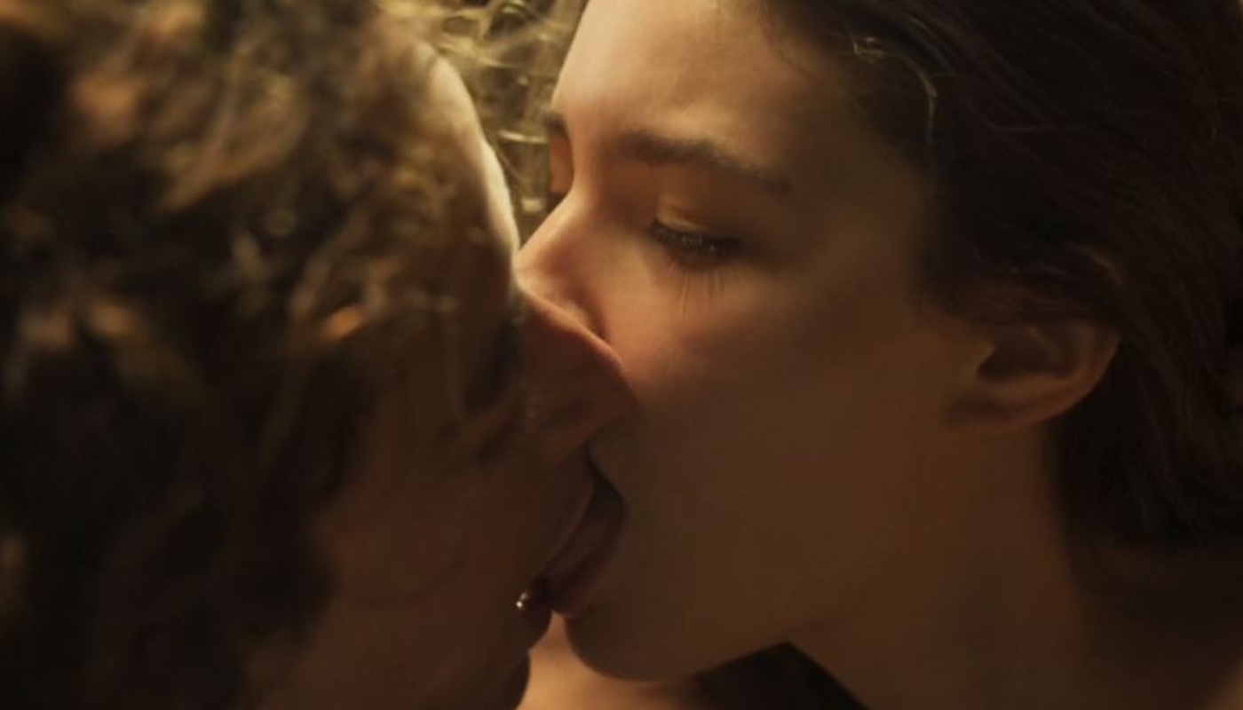 Beijo de Juma (Alanis Guillen) e Jove (Jesuíta Barbosa) em